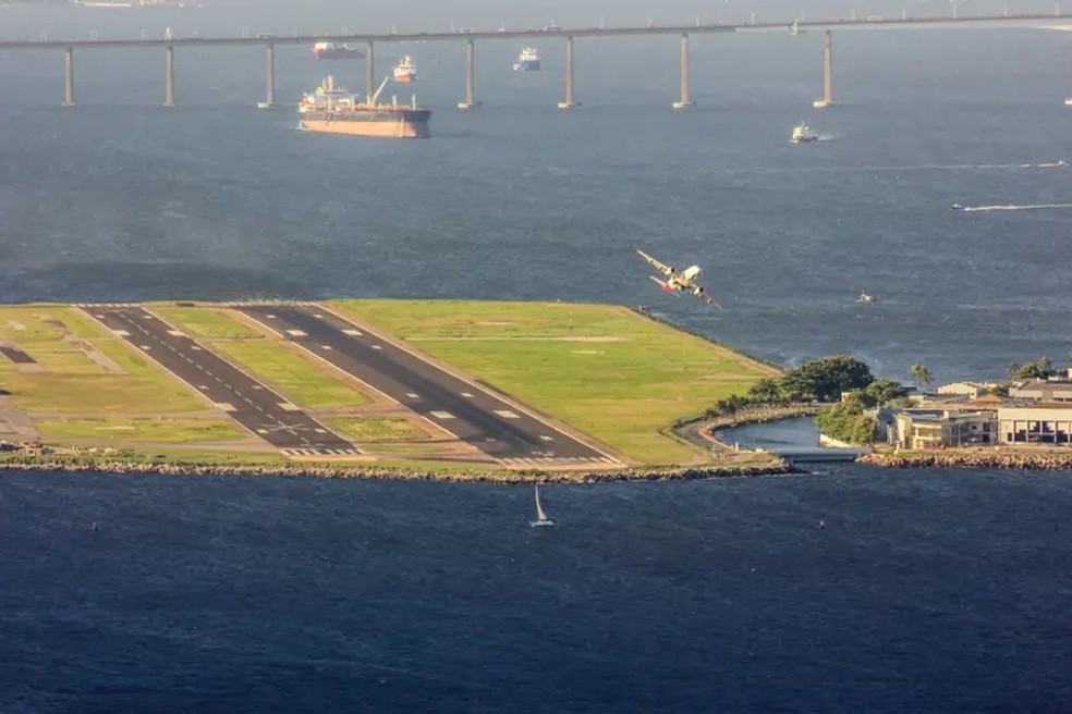 Com redirecionamento de voos para o Galeão, Santos Dumont ficou mais focado na ponte aérea — Foto: Getty images