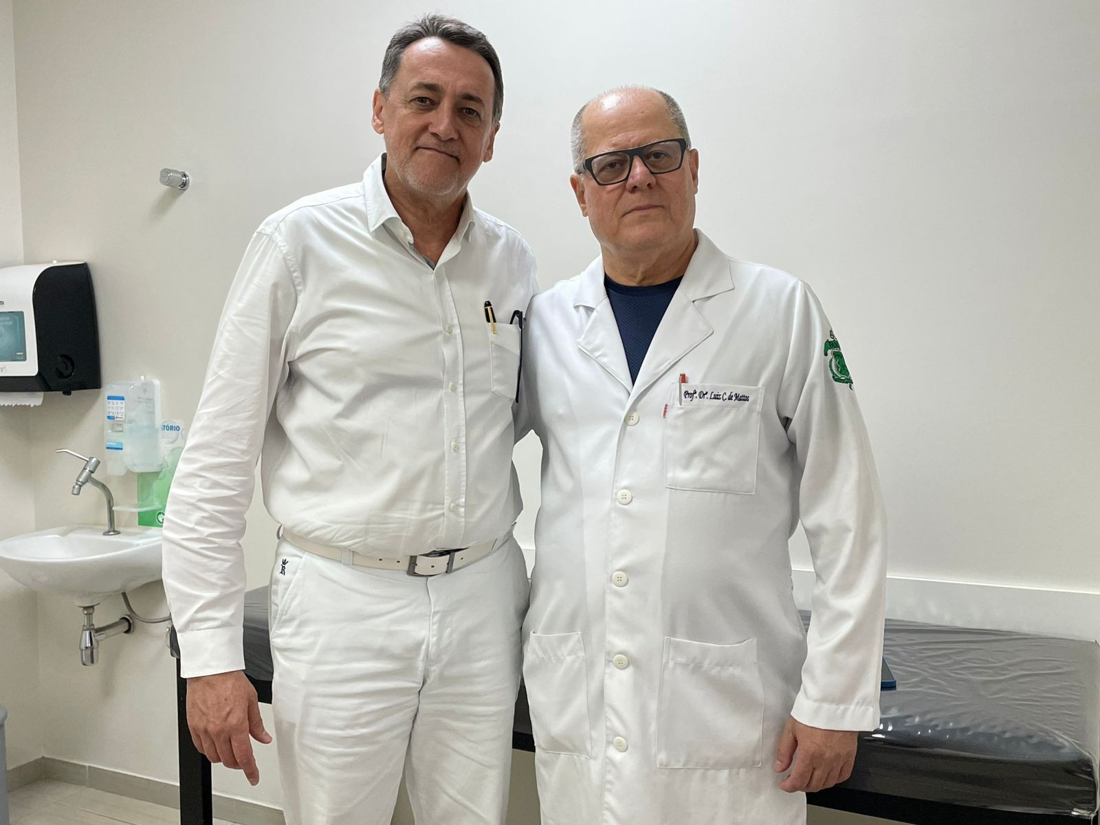 Professor diagnosticado com câncer é tratado por ex-alunos formados em medicina há mais de 15 anos: 'Tranquilo e confiante'