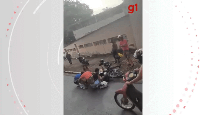 VÍDEO: Motociclista cai ao parar para observar acidente em MG