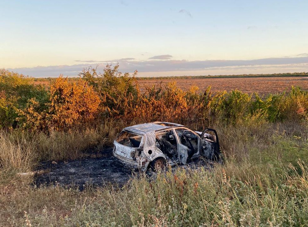Um dos carros foi encontrado queimado na zona rural do município — Foto: Reprodução/Redes Sociais