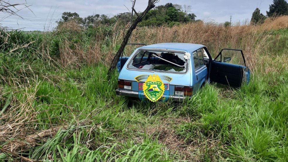 Motorista morre após ser atingido por peça que se soltou de caminhão, em Wenceslau Braz — Foto: PM-PR