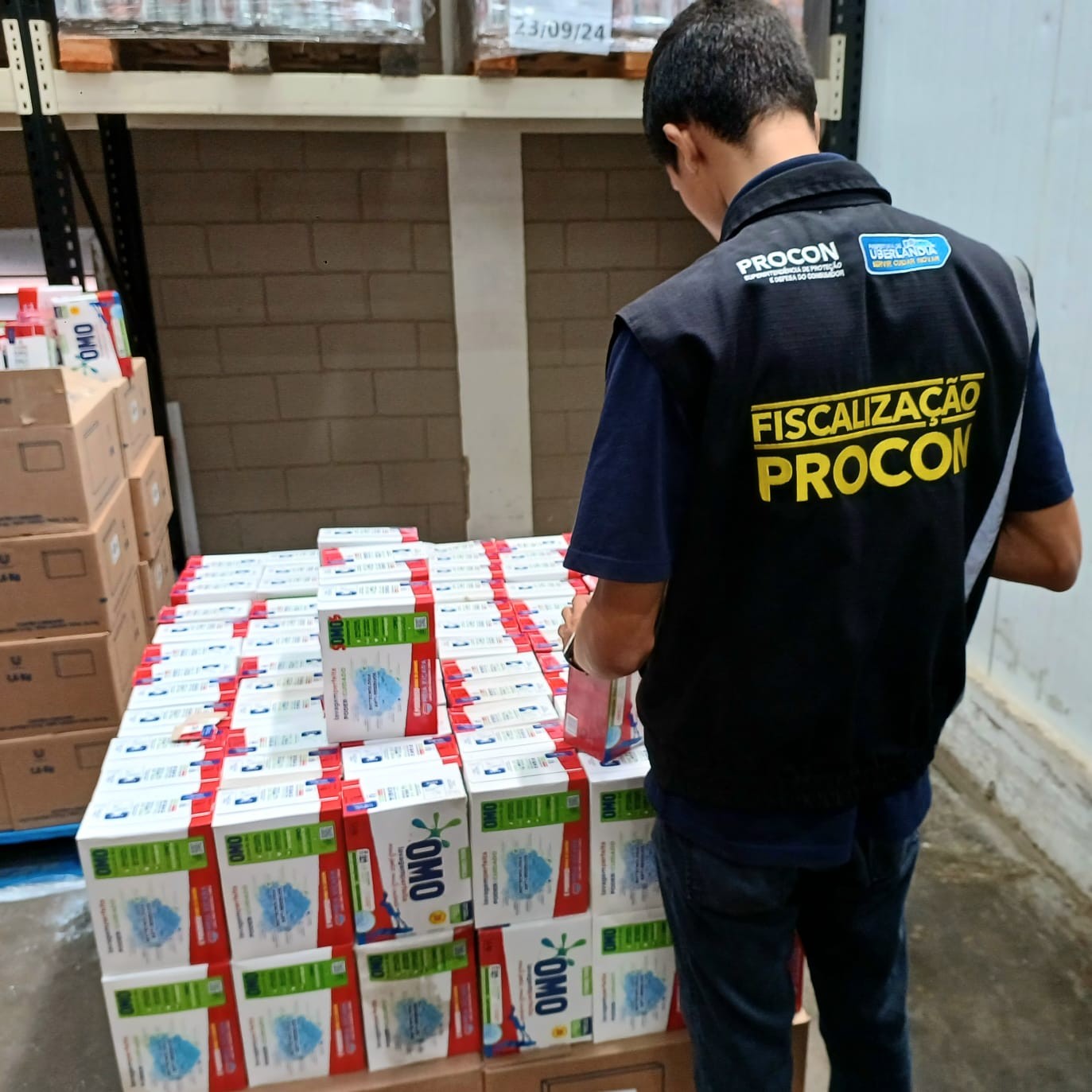 Procon apreende caixas de sabão em pó falsificado em rede de supermercados em Uberlândia