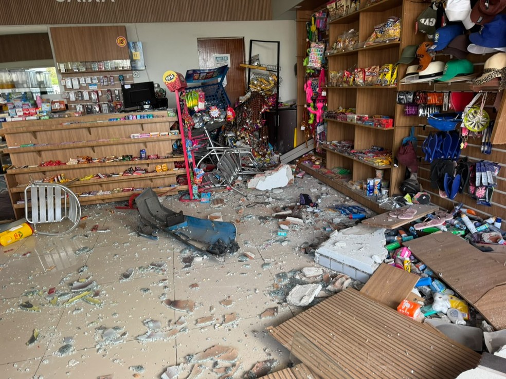 Conveniência destruída por dentro em Macaíba — Foto: Sérgio Henrique Santos/Inter TV Cabugi