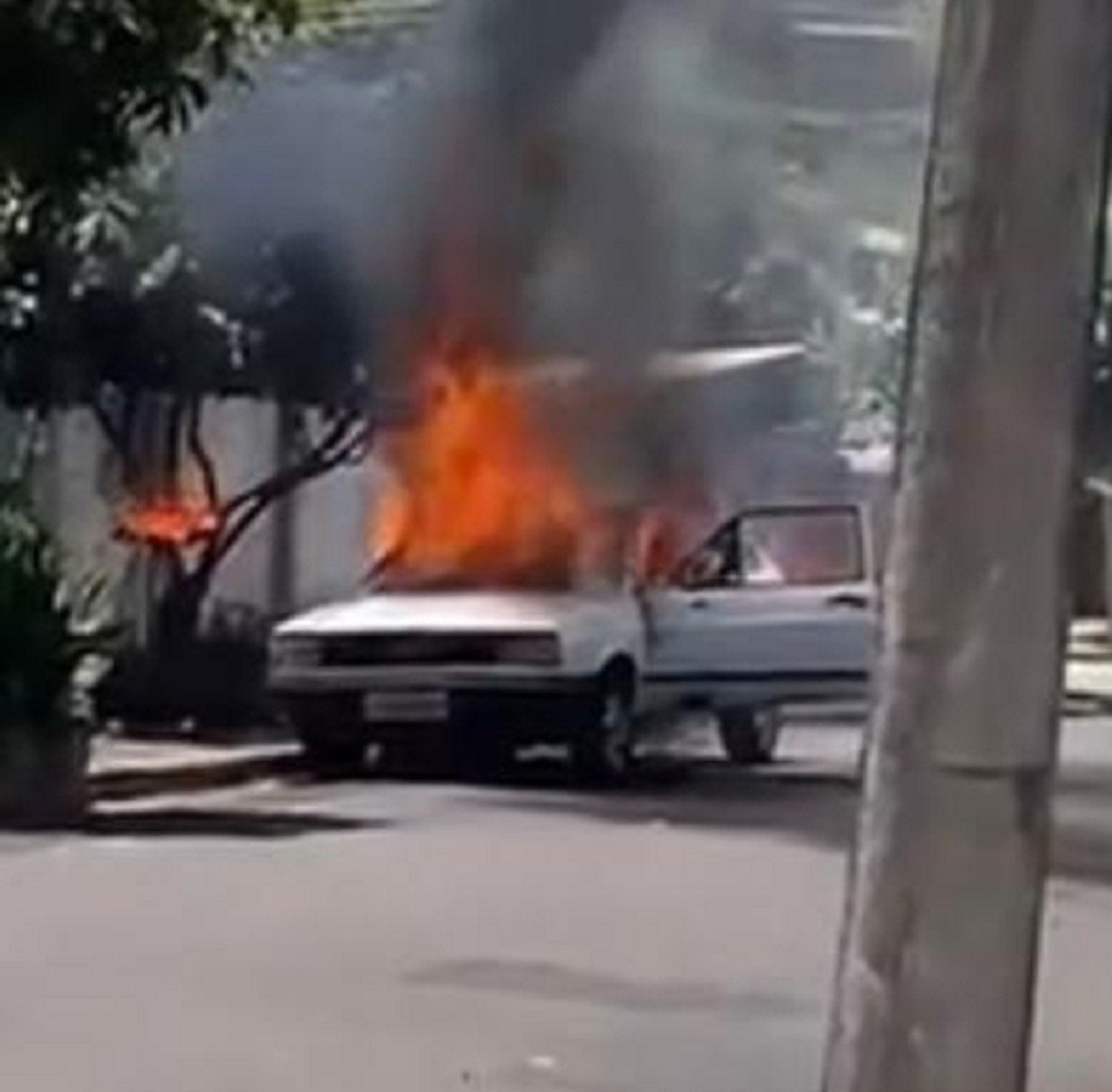 Carro desgovernado pega fogo no Jardim Itatiaia, em Pres. Prudente