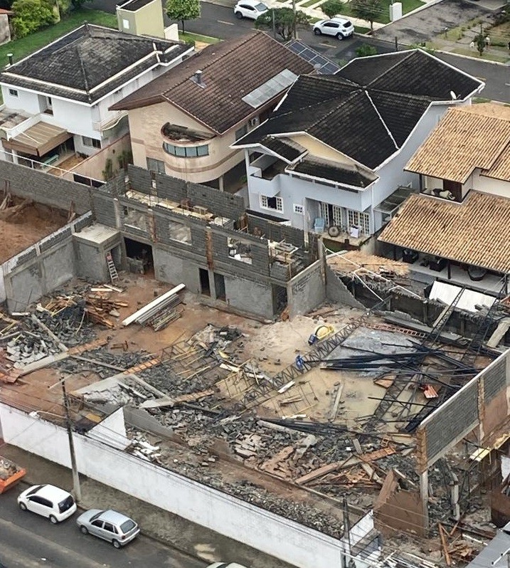 Três casas de condomínio têm interdição parcial após queda de muro de obra durante temporal, em Taubaté