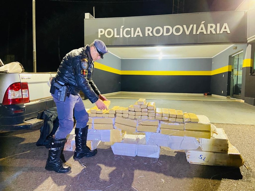 Polícia Rodoviária apreendeu 300 kg de maconha na noite desta quinta-feira (18), em Presidente Venceslau (SP) — Foto: Polícia Rodoviária