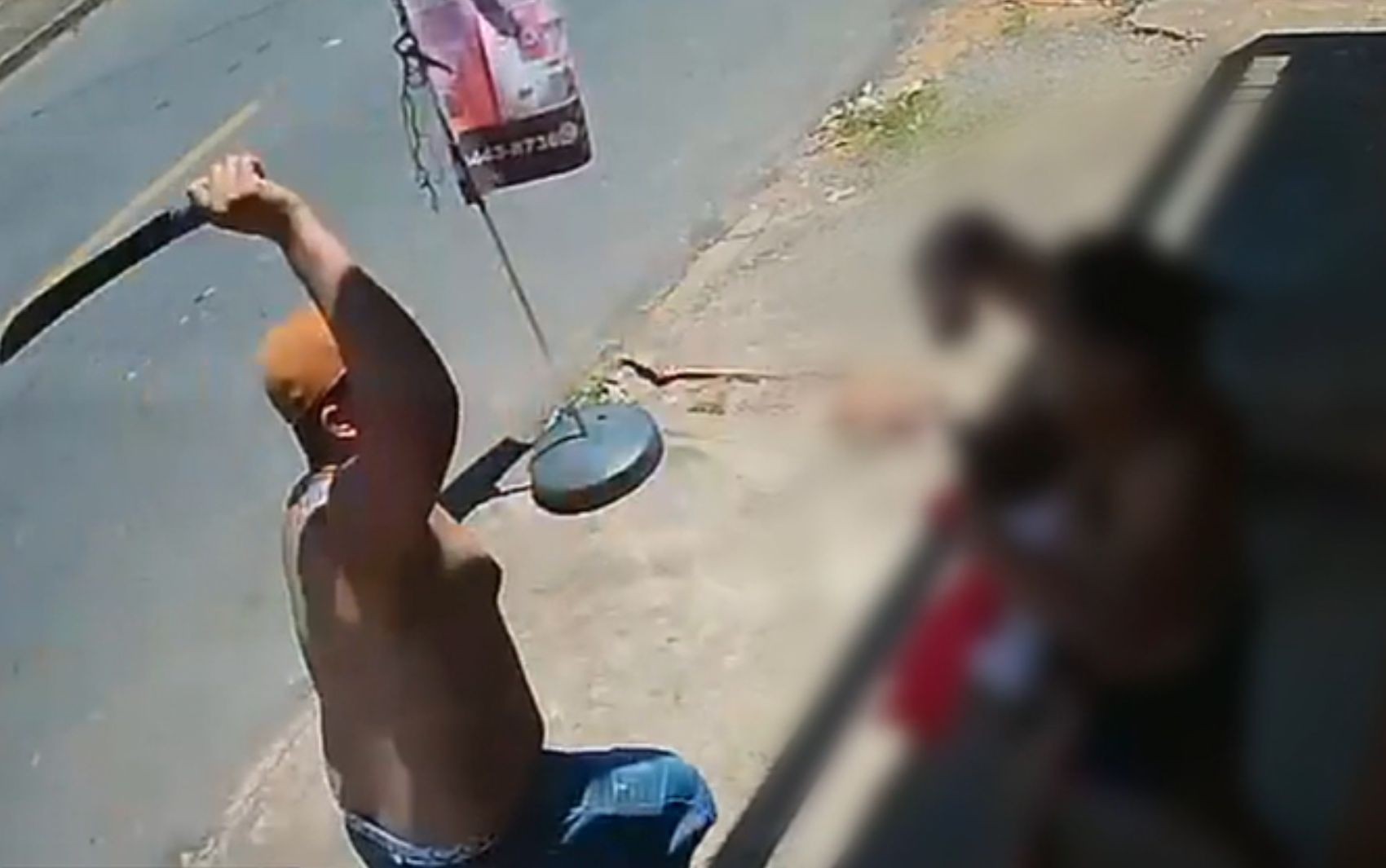 Mãe com bebê no colo é espancada com facão pelo companheiro, diz polícia; vídeo