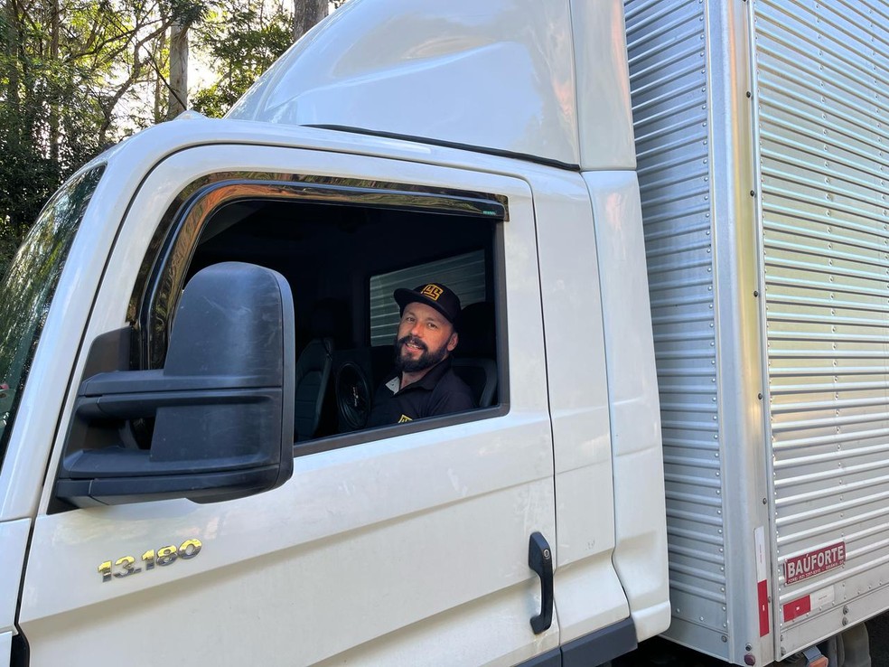 Motorista Jefferson Moreira estava na BR-101 em Palhoça quando houve tombamento de carreta — Foto: Ana Cristina Machado/NSC TV