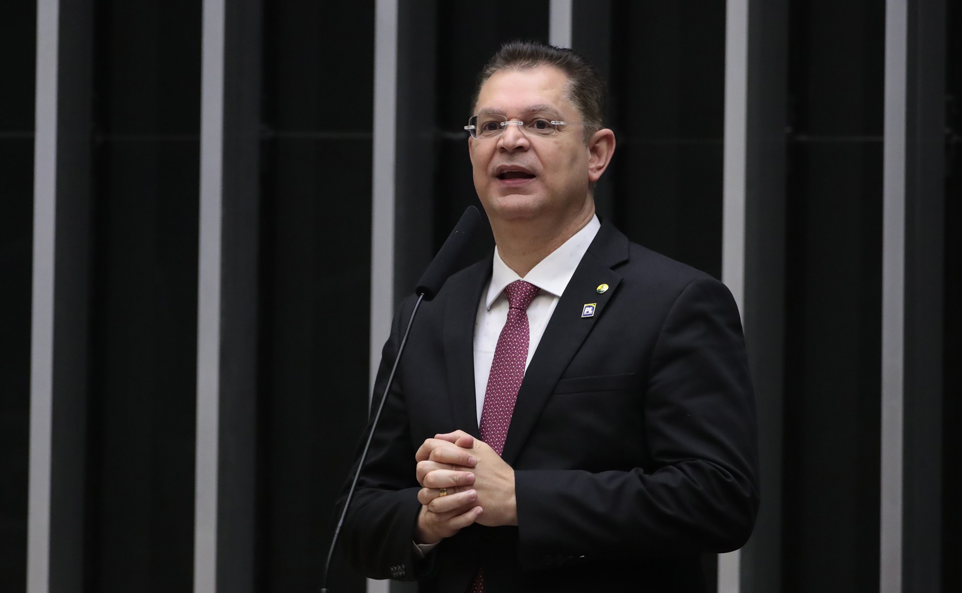 Emissário de Jair Bolsonaro nos EUA, Sóstenes diz que Eduardo rejeita redução de penas: “isso sem chance”
