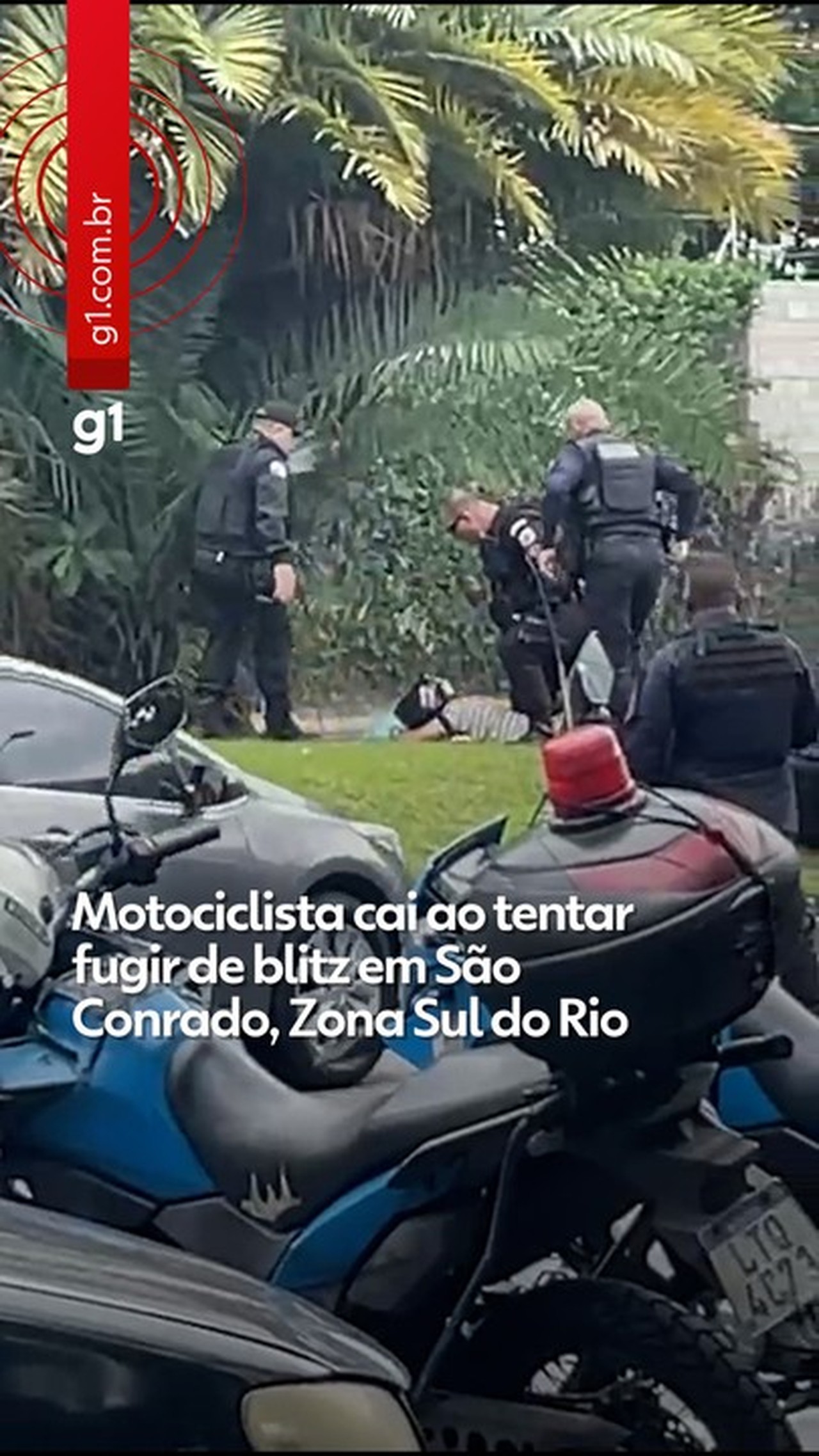Motociclista cai ao atravessar blitz e é alcançado pela polícia em São Conrado; vídeo