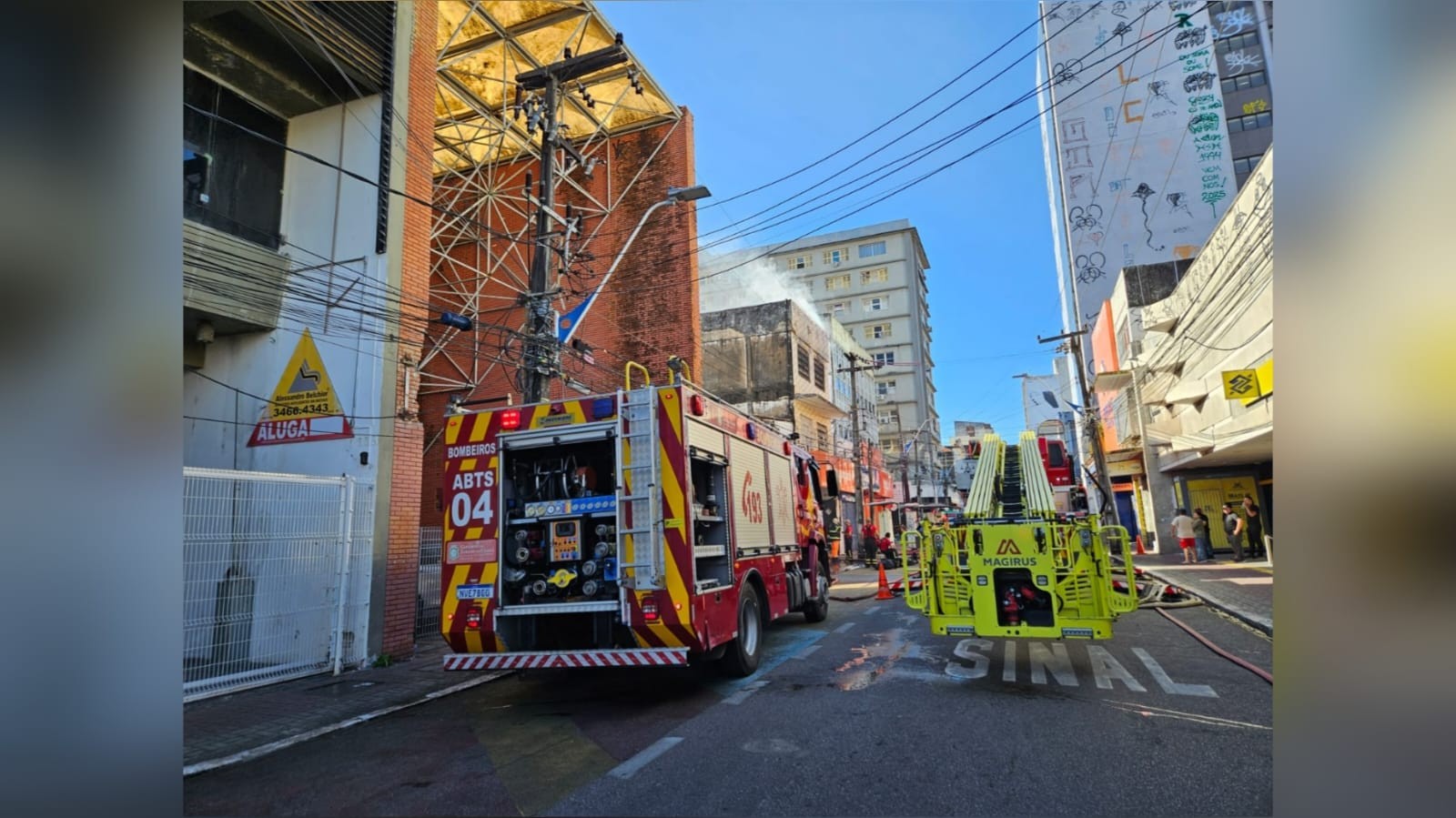 VÃdeo: Incêndio atinge prédio de três andares no Centro de Fortaleza