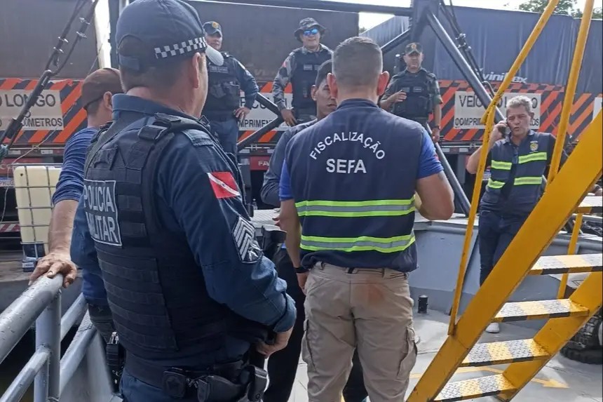 Sefa apreende mais de 900 pneus durante fiscalização em embarcação na Base Candiru, em Óbidos