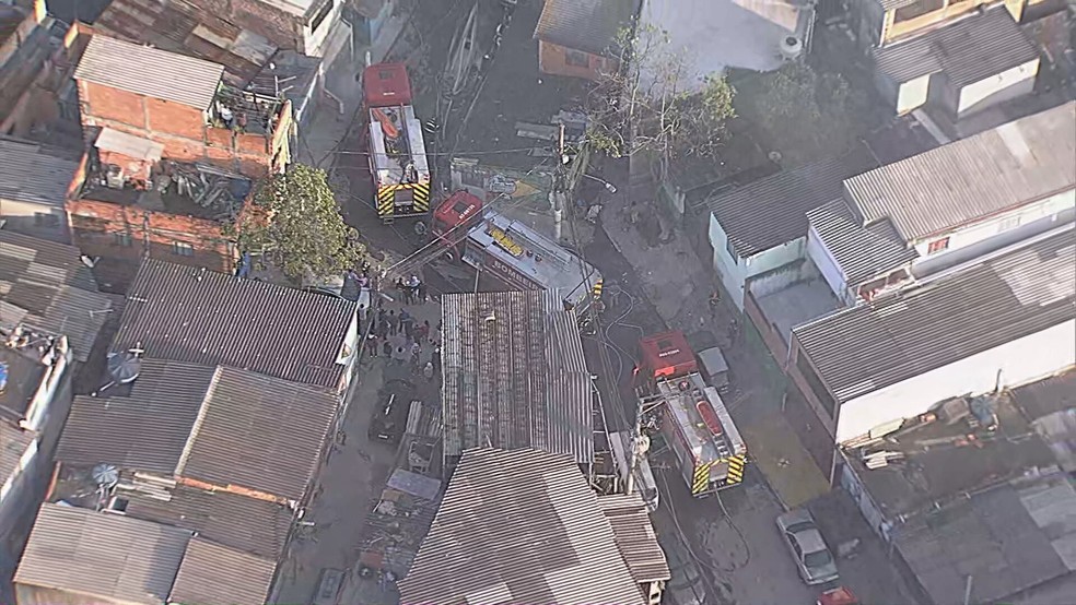 Oito viaturas atuam em inc�ndio na Zona Leste de SP &mdash; Foto: Reprodu��o/TV Globo