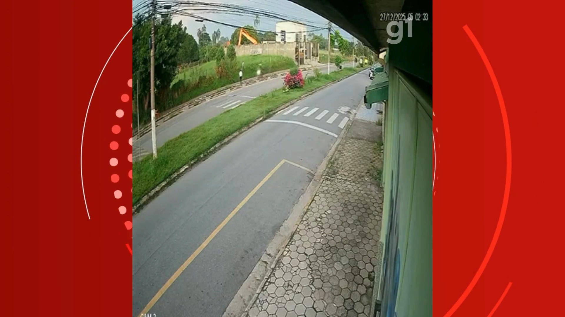 VÍDEO: Idosa é atropelada por moto em ciclovia, em Guaratinguetá; motociclista fugiu sem prestar socorro