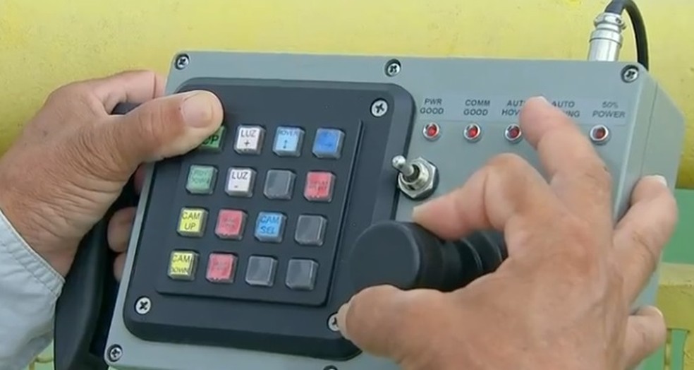 Controle remoto de robô mergulhador vem auxiliando funcionários de hidrelétrica de Barra Bonita — Foto: TV TEM/Reprodução