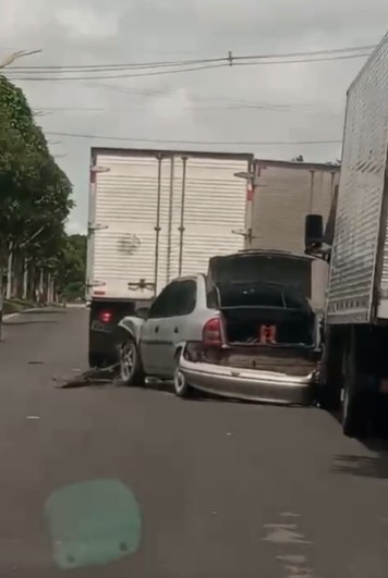 Carro bate em traseira de caminhão na Avenida do Turismo, em Manaus