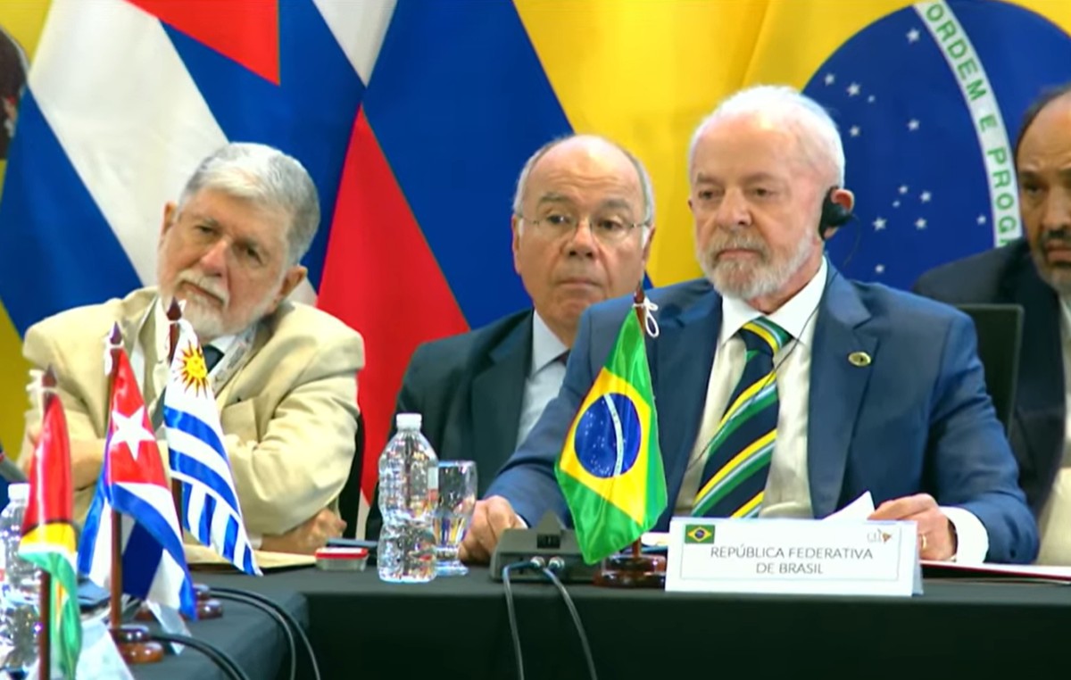 Tarifas arbitrárias desestabilizam a economia internacional, diz Lula em cúpula da Celac