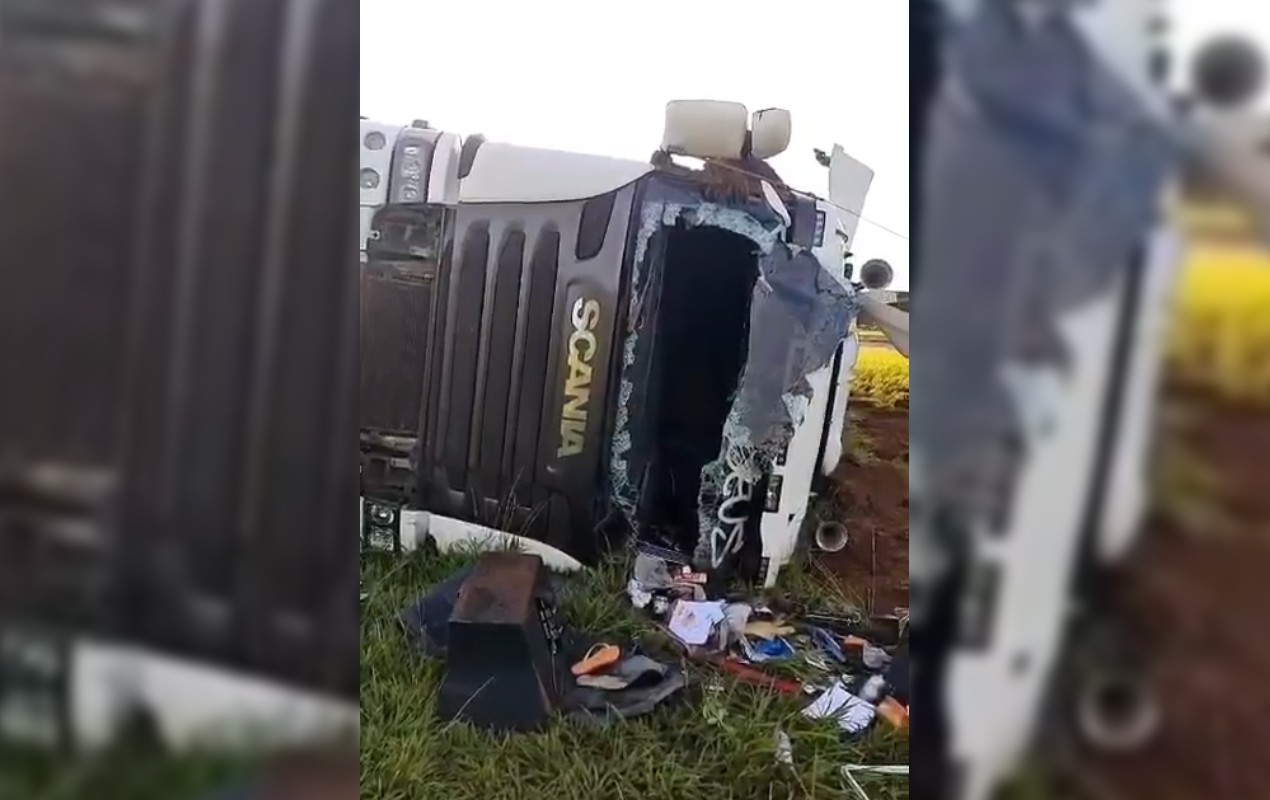 Casal e filha ficam feridos após caminhão tombar na SP-284 em Paraguaçu Paulista