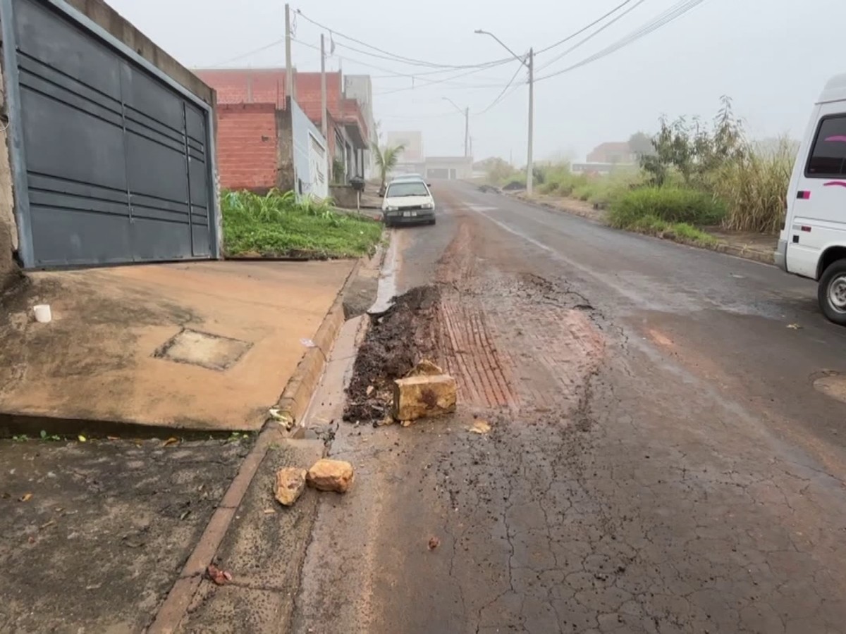 Asfalto cede seis meses após reparos e abre crateras de até 7 metros em bairro de Piracicaba