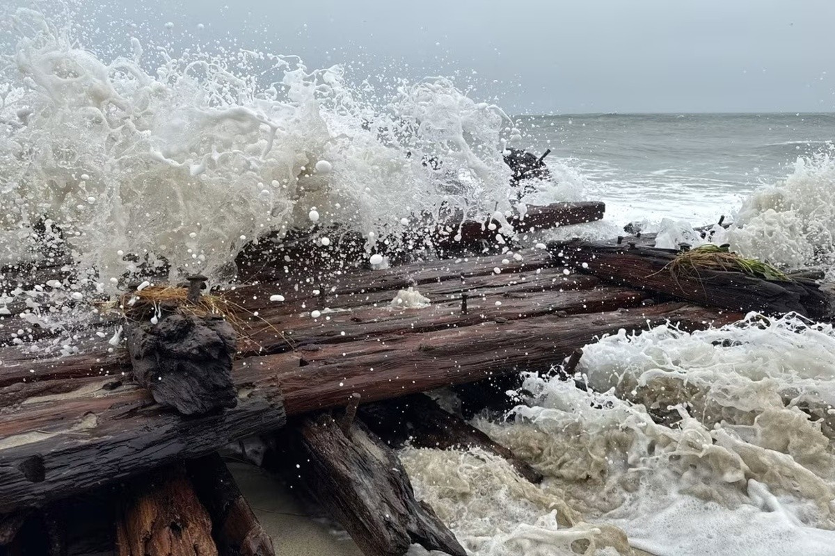 Tempestade nos EUA remove areia de praia e desenterra navio que naufragou há mais de 140 anos