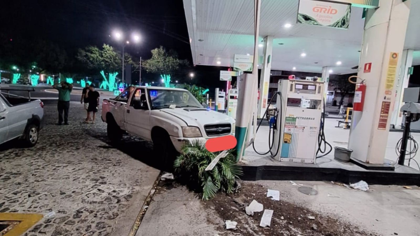 Motorista sem habilitação perde controle de caminhonete, invade contramão e atinge posto de combustíveis em Parnaíba