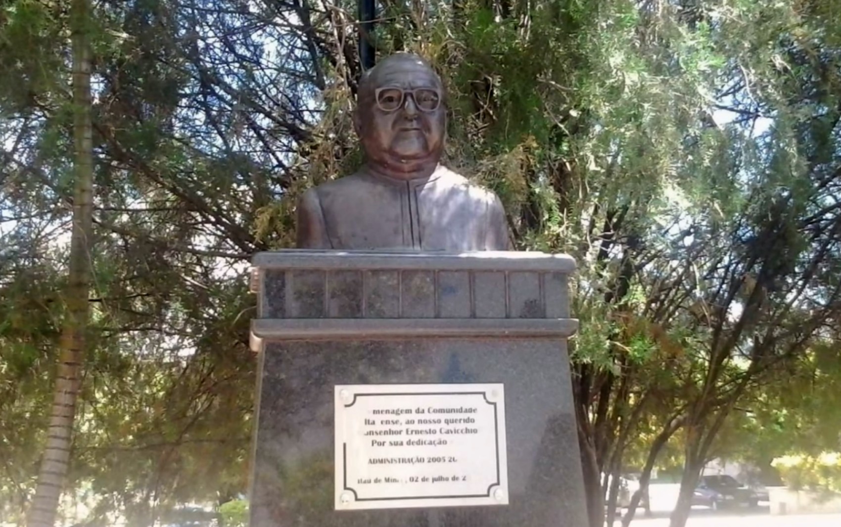 Prefeitura aciona MP para tentar recuperar busto de monsenhor furtado em igreja de MG em 2018