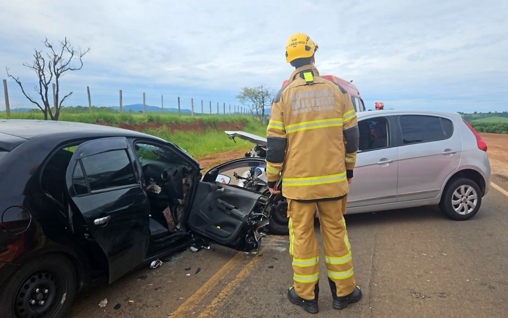 Acidente entre dois carros deixa um morto e dois feridos na LMG-889, entre Alfenas e Serrania, MG
