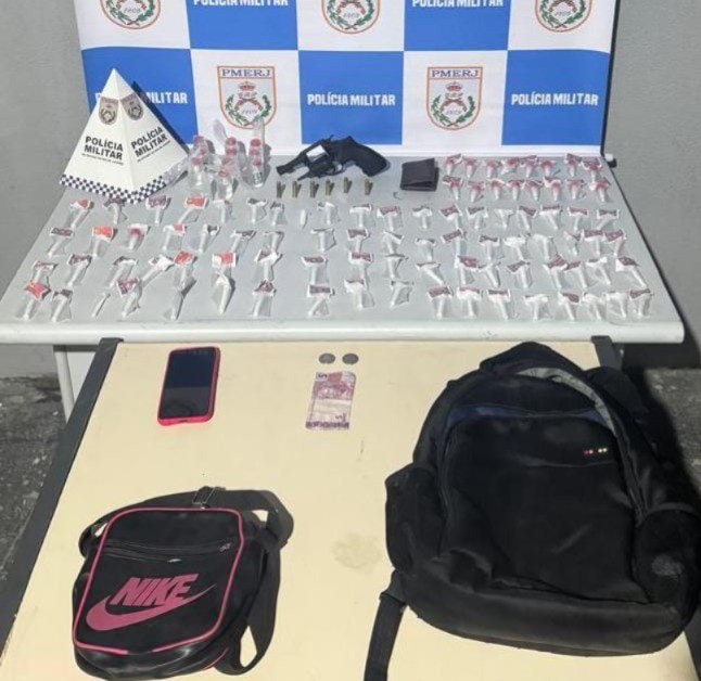 Jovem e mulher são presos com arma e drogas em Volta Redonda