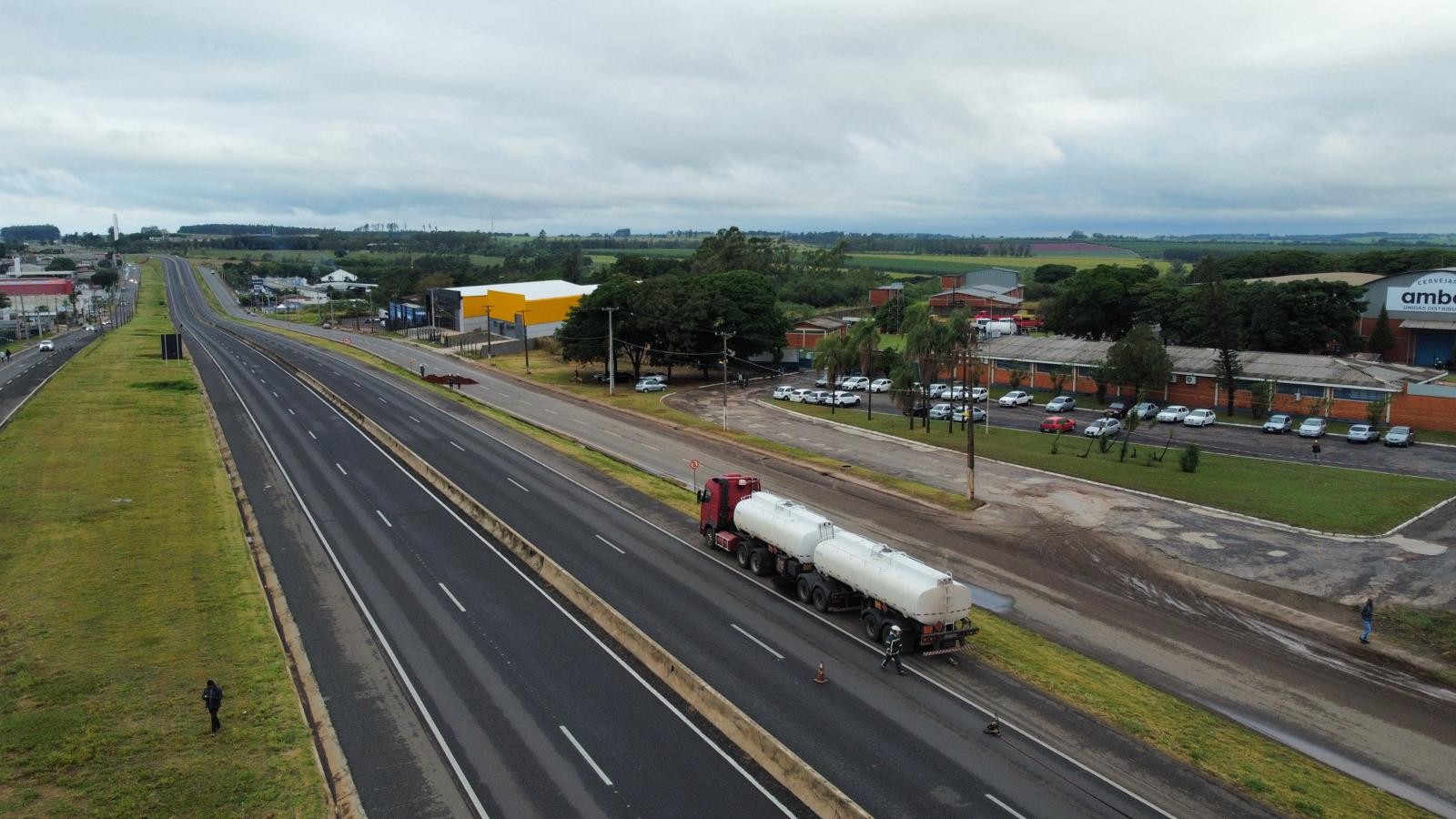 BR-376 é interditada após vazamento de etanol de caminhão, em Paranavaí