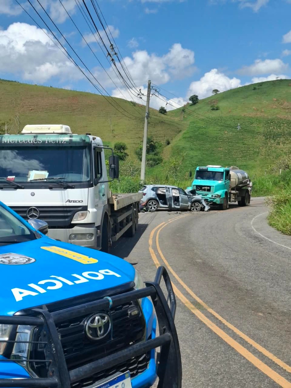 Acidente entre carro e caminhão deixa homem ferido na RJ-143, em Valença
