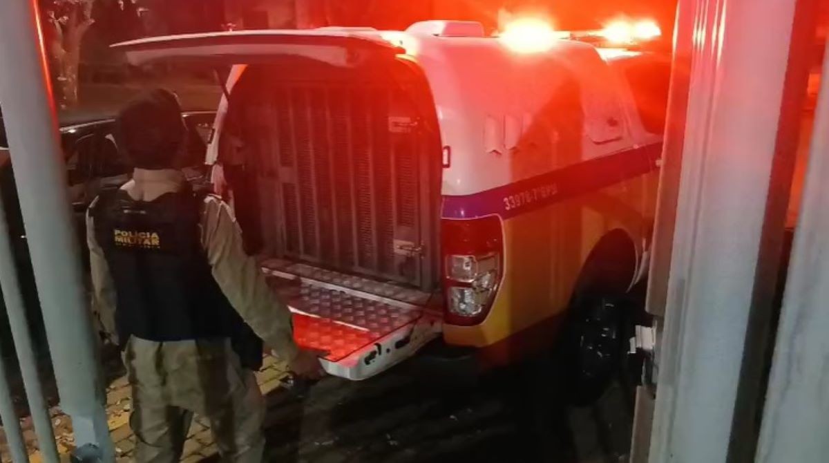 Mulher é morta a tijoladas e facadas pelo ex após se recusar a reatar relacionamento em MG