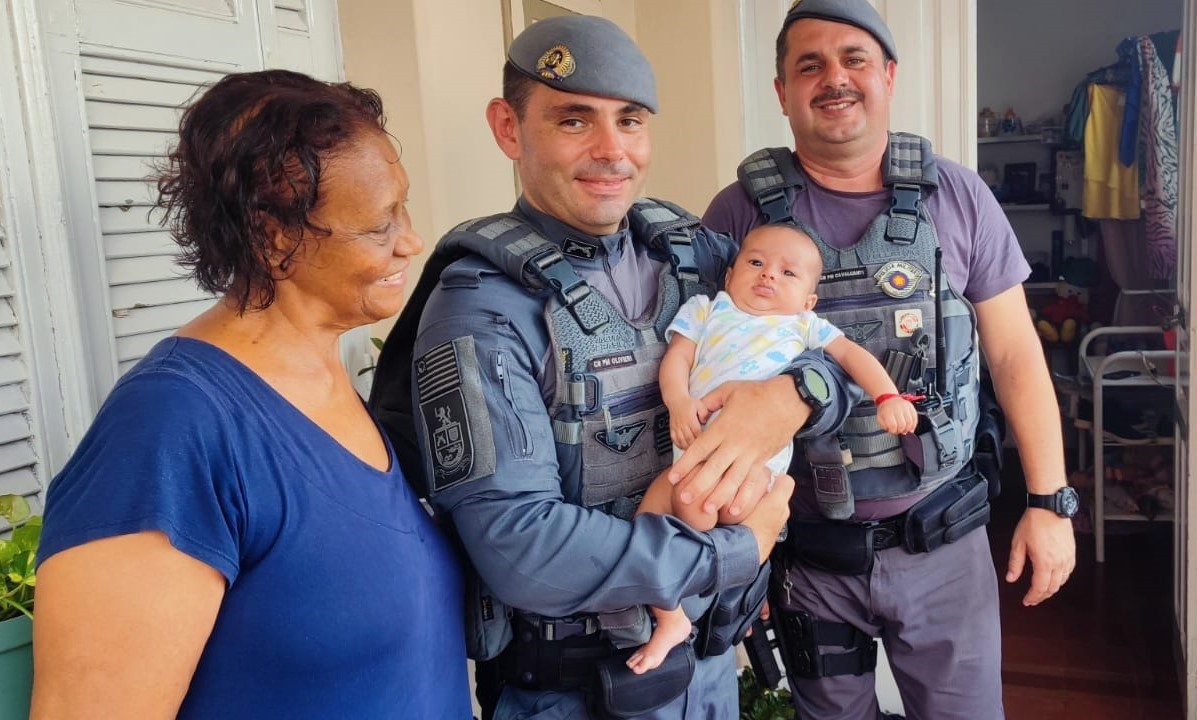Bebê de 3 meses é salvo por policiais após engasgar com leite materno em Jaú 