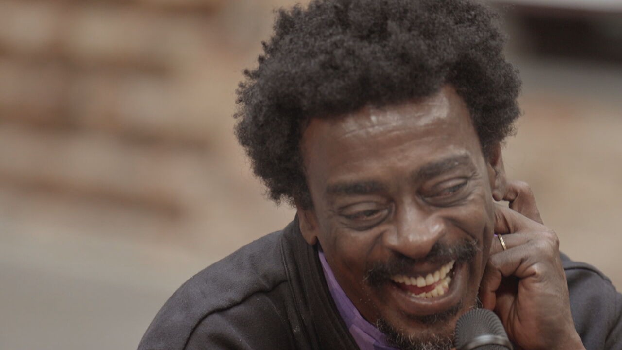 “Fui mesquinho”: Seu Jorge relembra morte do irmão e período em situação de rua no Fantástico