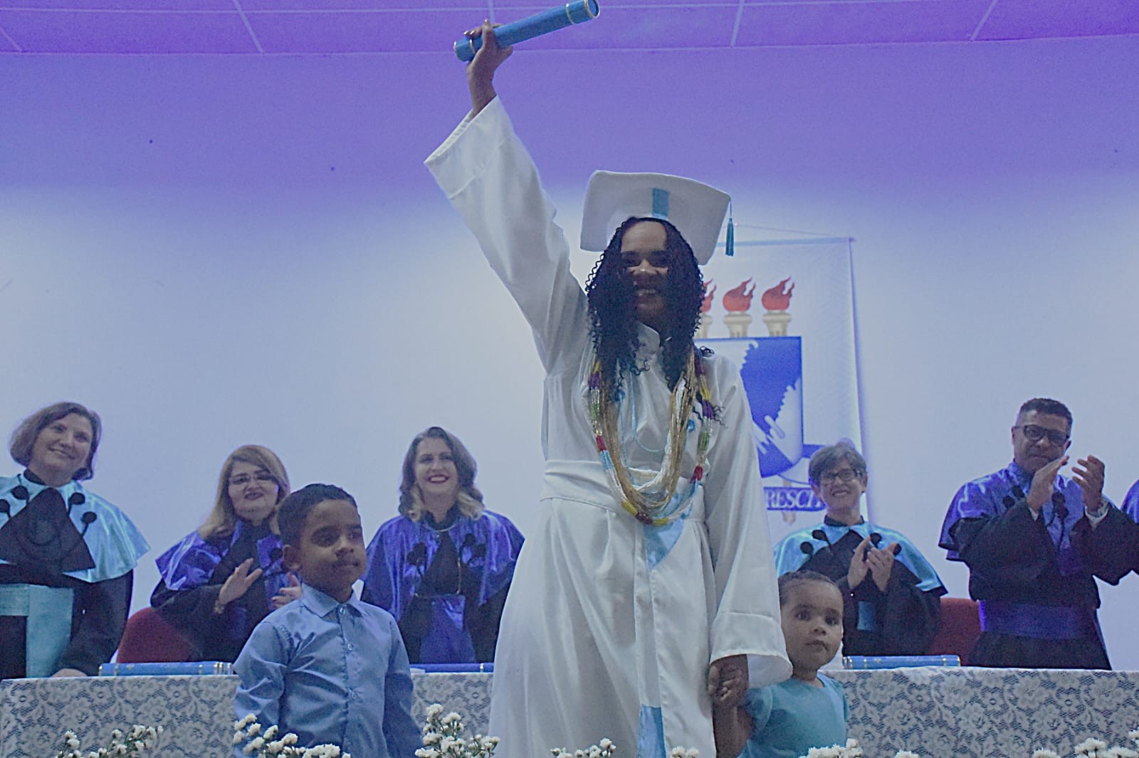 ‘Respeito à religião’, diz sergipana que colou grau em pedagogia na UFS com beca branca 
