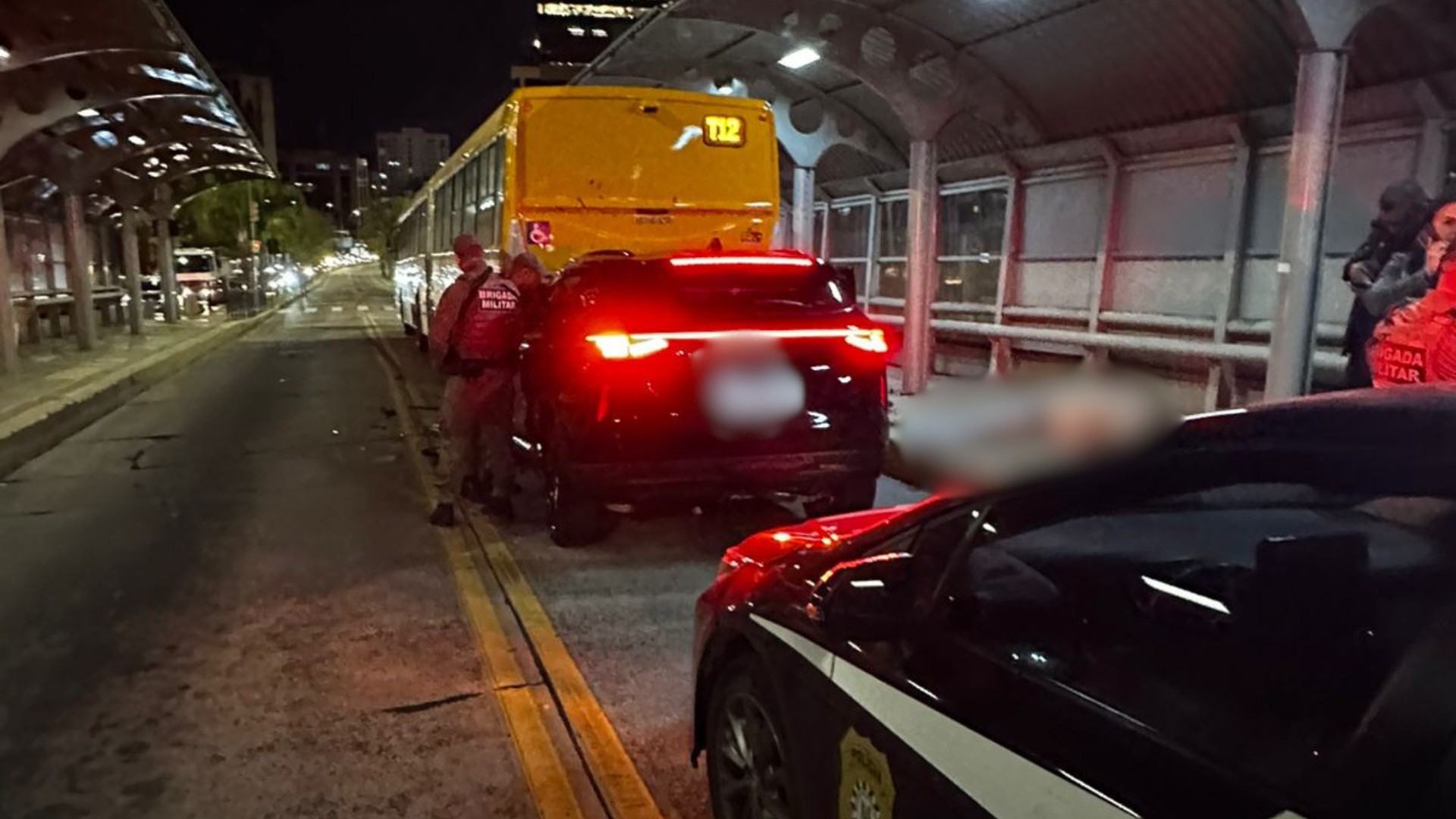 Criminosos assaltam loja, trocam tiros e fuga termina com morto e feridos após colisão em Porto Alegre, diz polícia