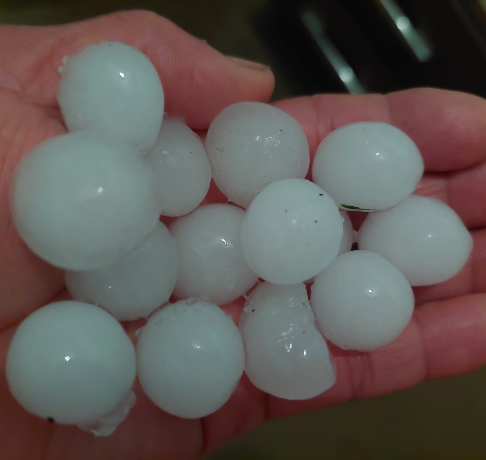 Chuva de granizo é registrada em alguns bairros de Divinópolis; VÍDEO 