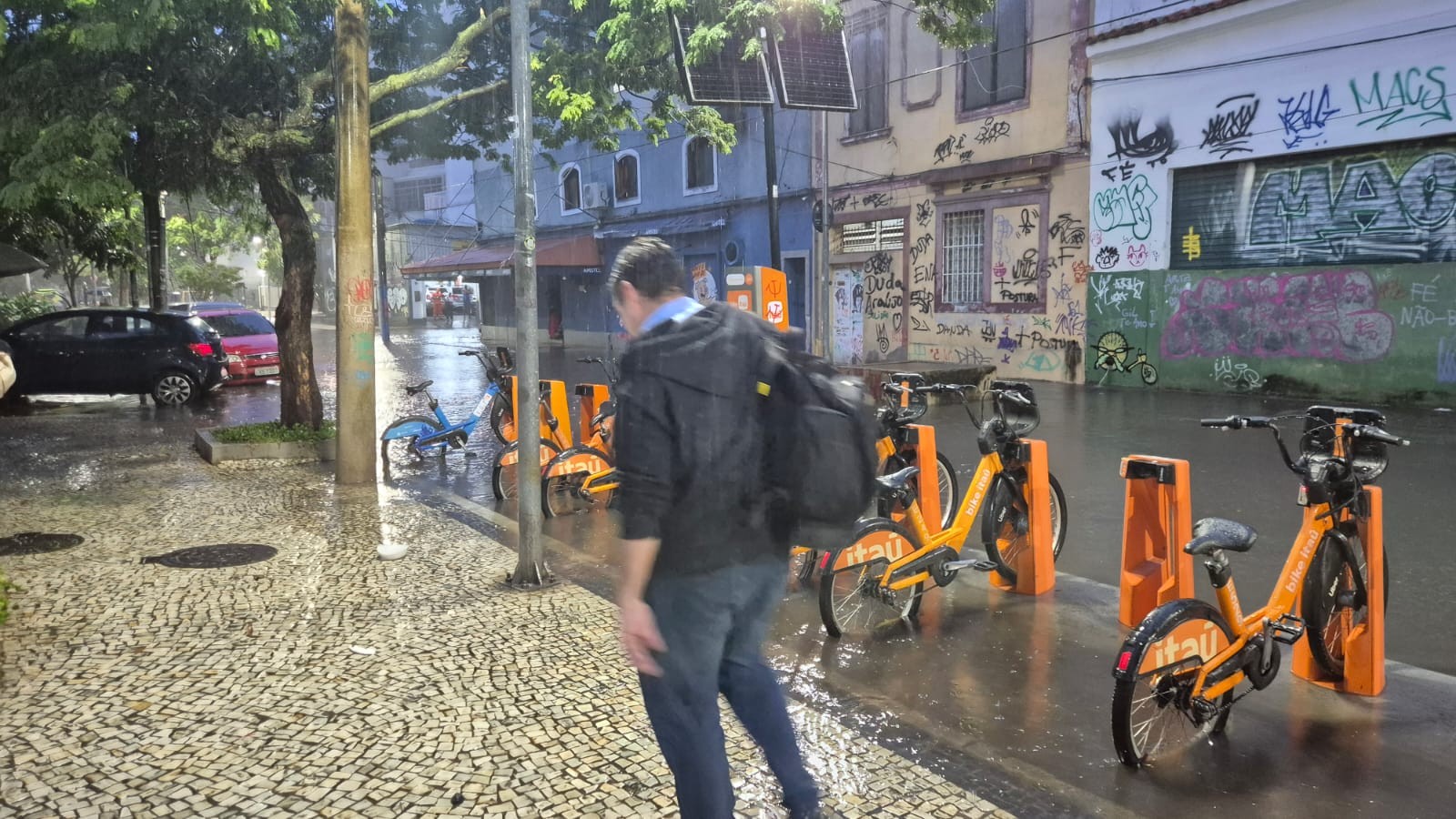 Chuva causa transtornos em vários bairros do Rio