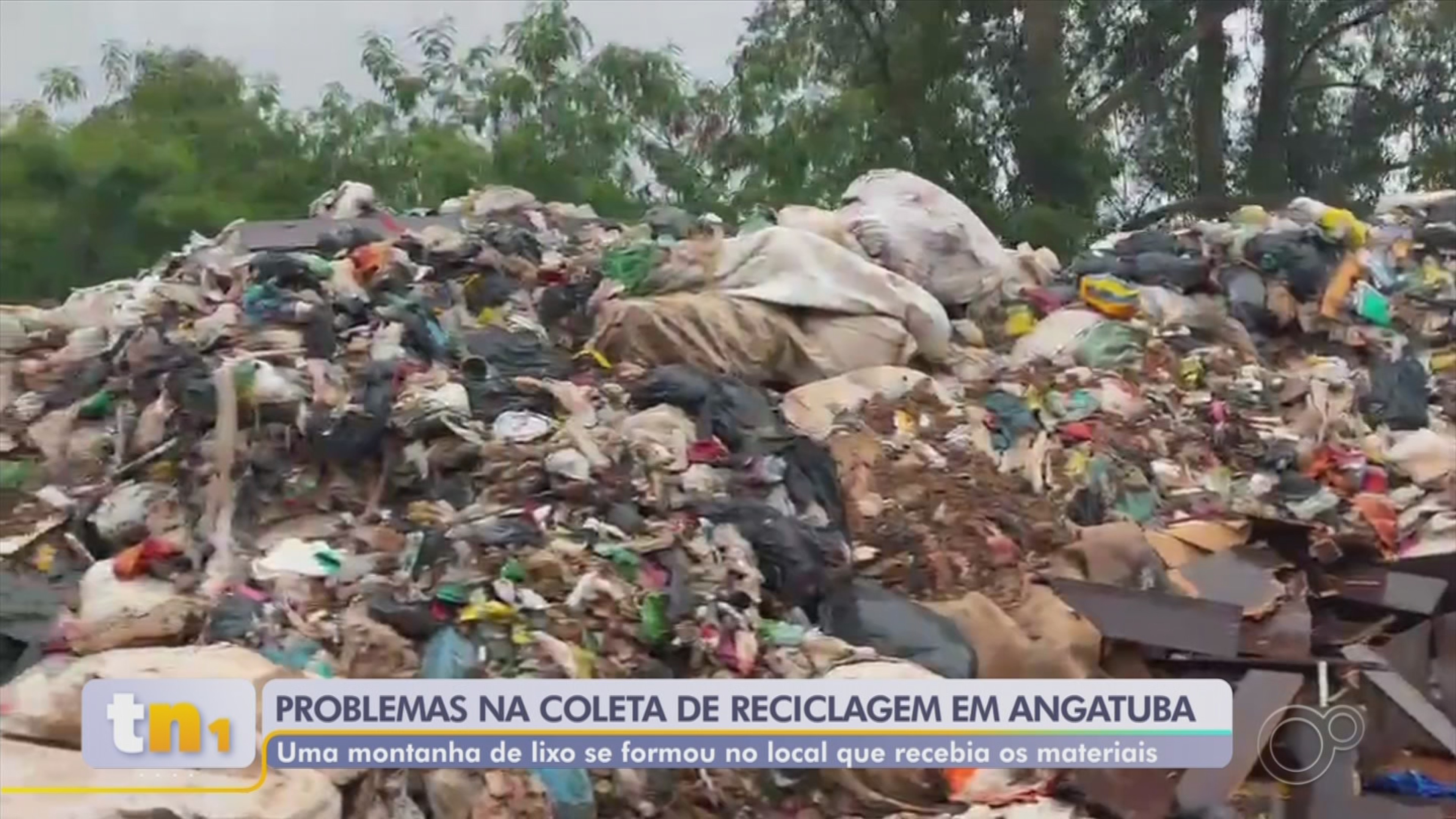 Centro de coleta de recicláveis acumula 'montanha de lixo' e preocupa moradores de Angatuba