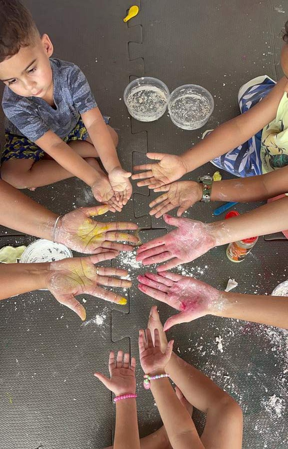 Crianças brincando e interagindo na colônia de férias da Neurohabilitar