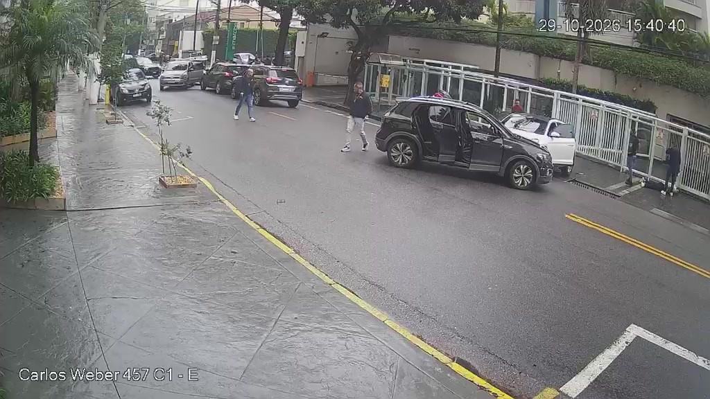 Troca de tiros entre polícia e quadrilha de roubo a residências deixa um morto e mulher ferida na Zona Oeste de SP