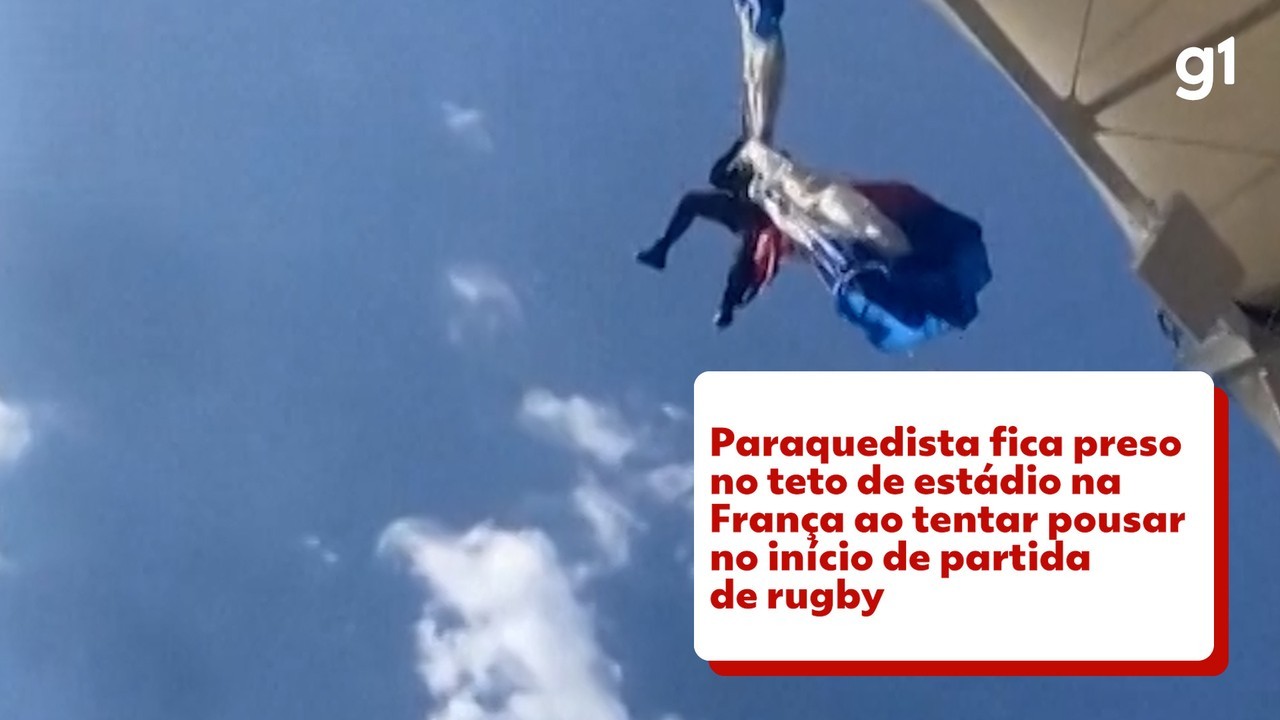 VÍDEO: Veja momento em que paraquedista que ficou pendurado no teto de estádio na França tem paraquedas enganchado