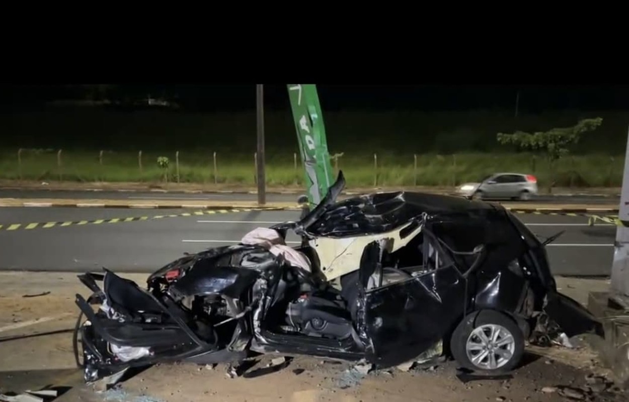 Motorista fica em estado grave após acidente no interior de SP; vítima ficou presa às ferragens e está na UTI