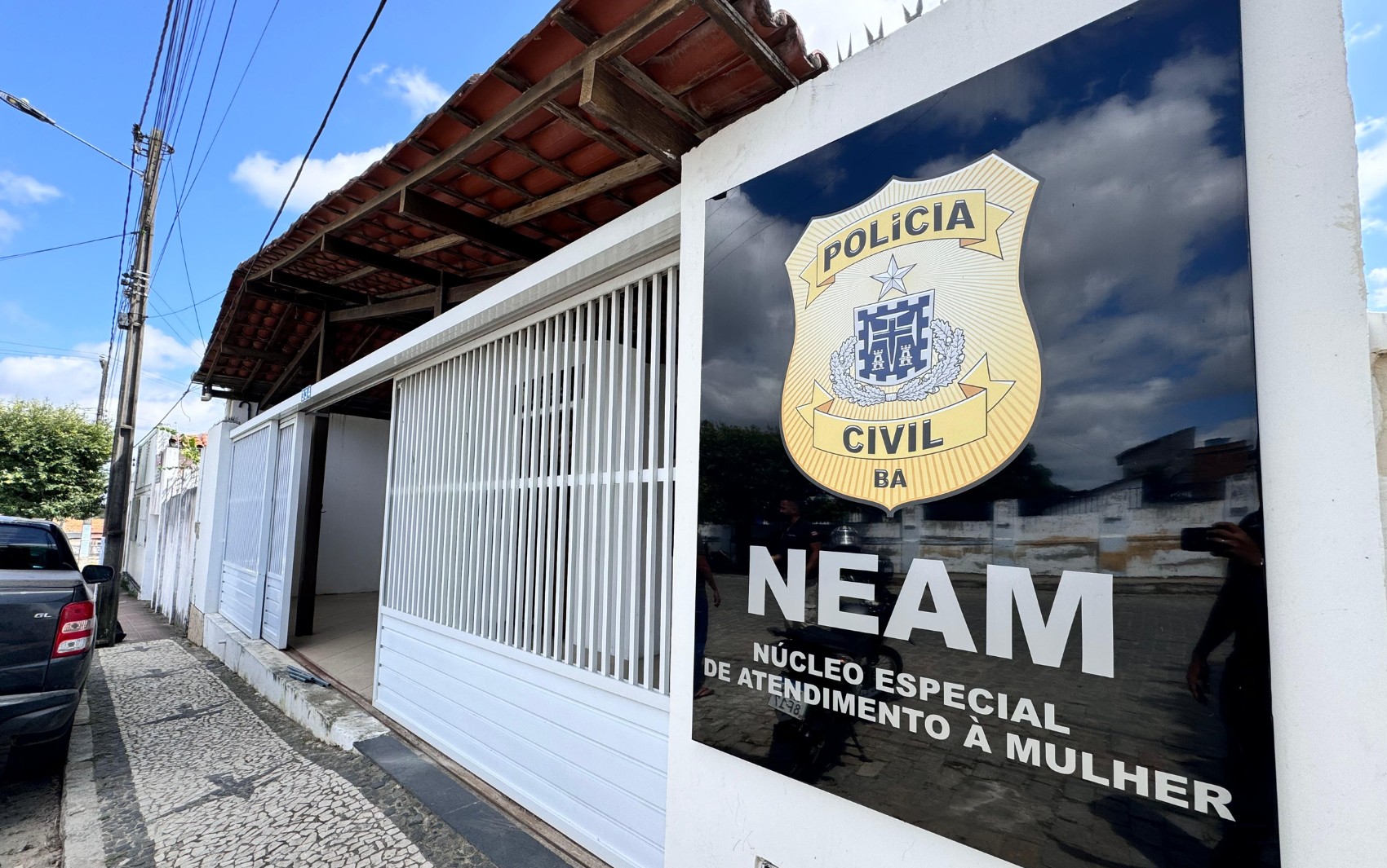 Homem é preso na Bahia suspeito de queimar companheira com modelador de cachos na frente da filha de 9 anos