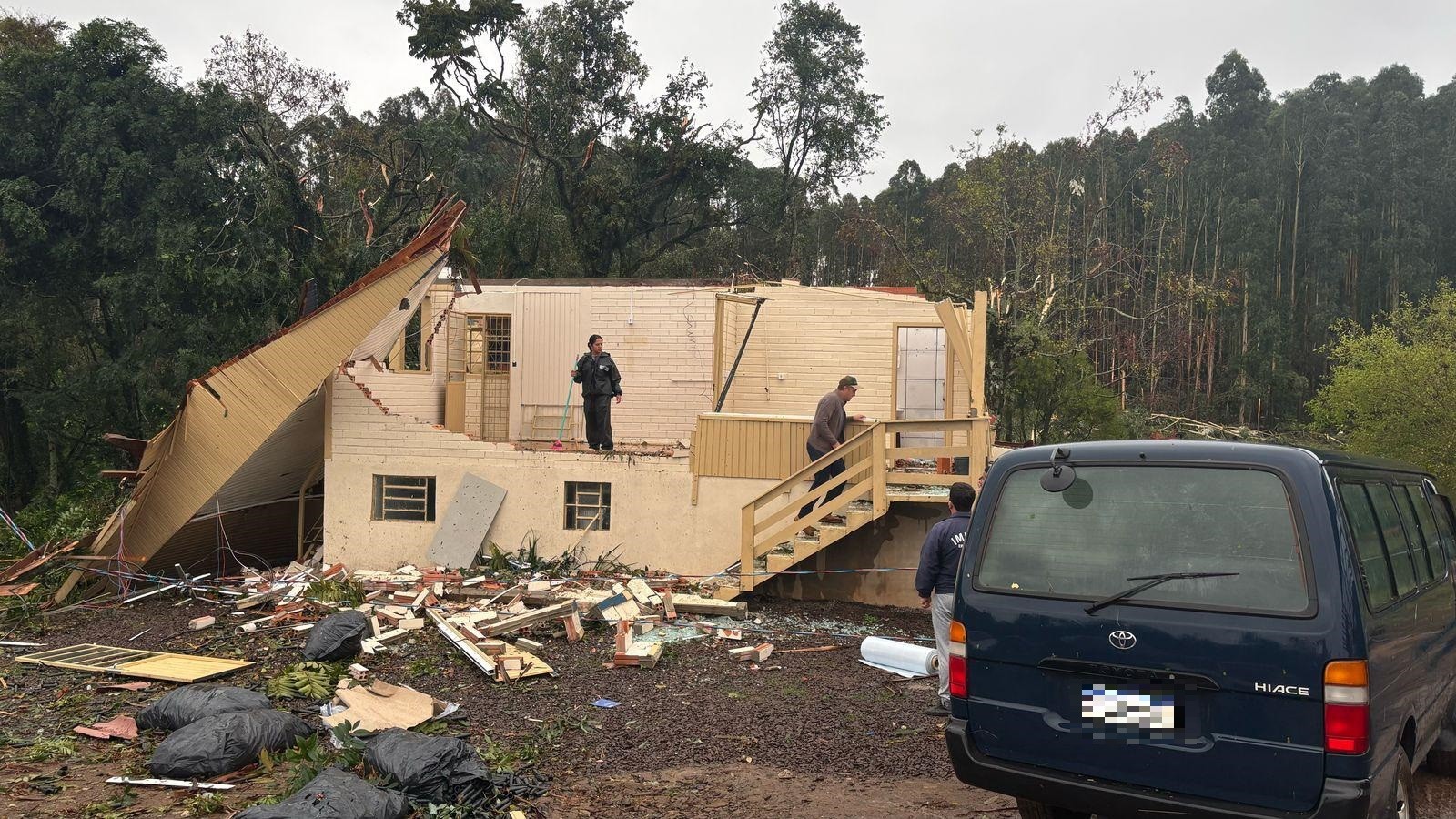 Vendaval destrói casas, plantações e derruba árvores no interior de Nonoai; 'tornado', dizem bombeiros