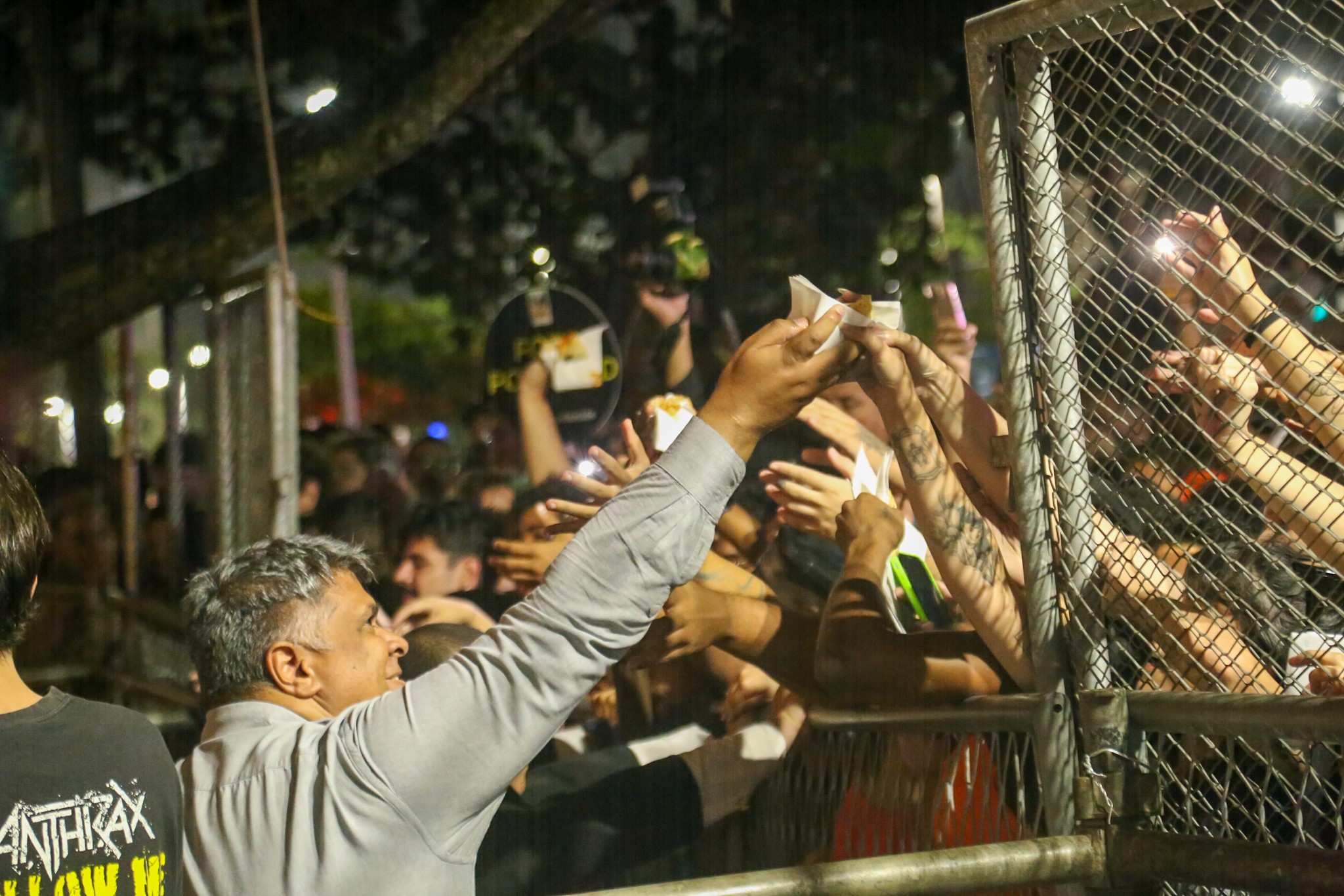 Lady Gaga manda pizzas para fãs na frente do Copacabana Palace
