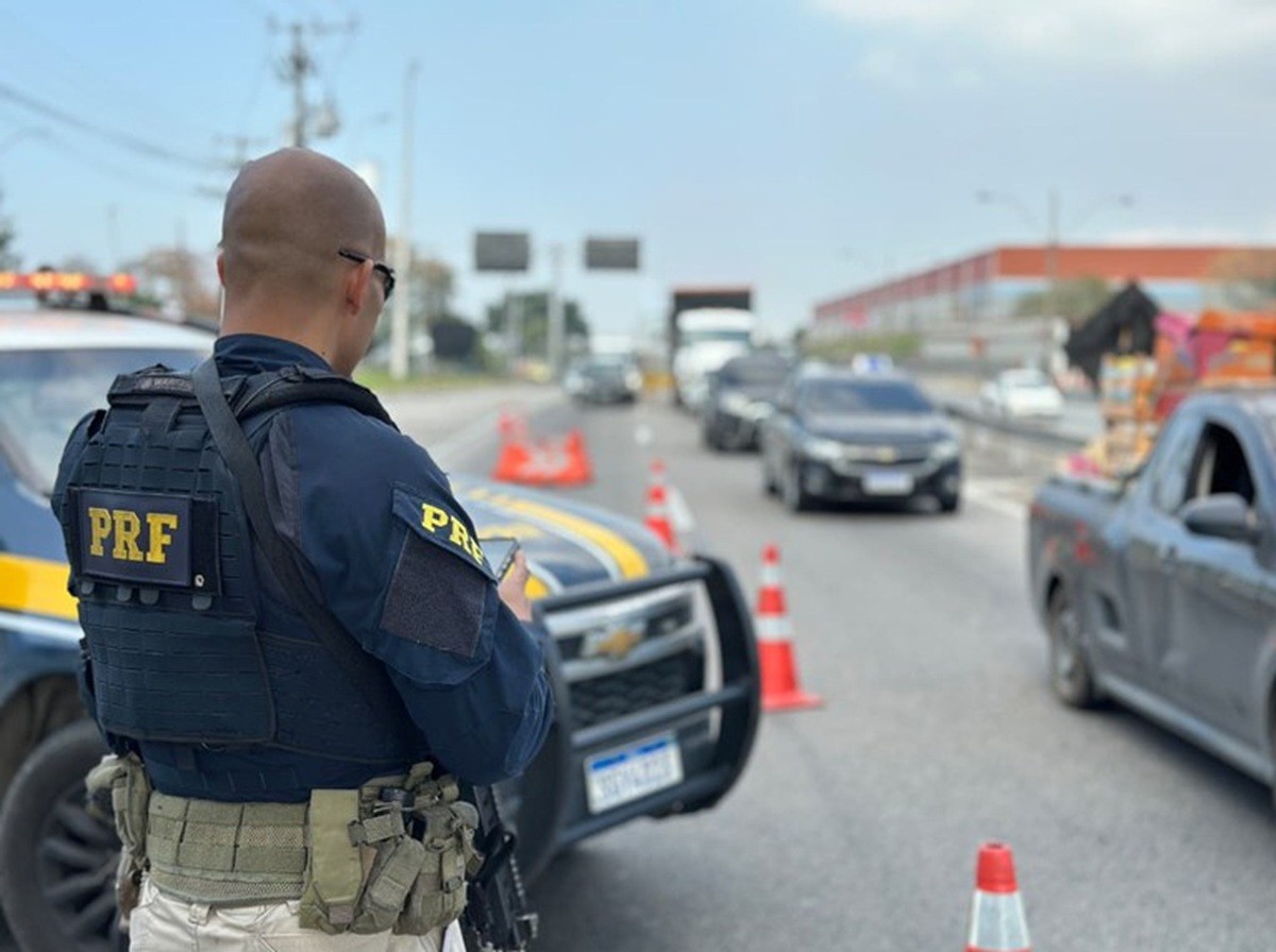 PRF reforça fiscalização nas rodovias federais do RJ durante o Ano Novo