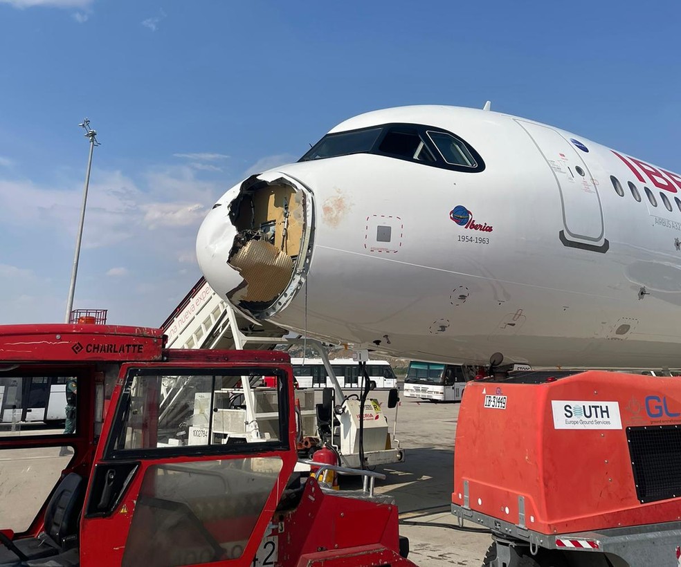 Imagem mostra danos no bico de um Airbus 320 da Iberia após choque com pássaros durante um voo entre Madri e Paris, em 3 de agosto de 2025. — Foto: Reprodução/ Redes sociais