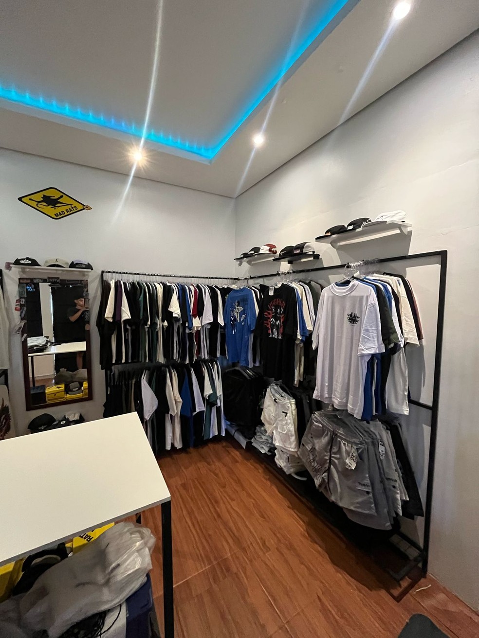 Espaço ganhou forma na área da casa da avó de Ícaro, onde serviu de 'vitrine' para vendas virtuais — Foto: Arquivo pessoal