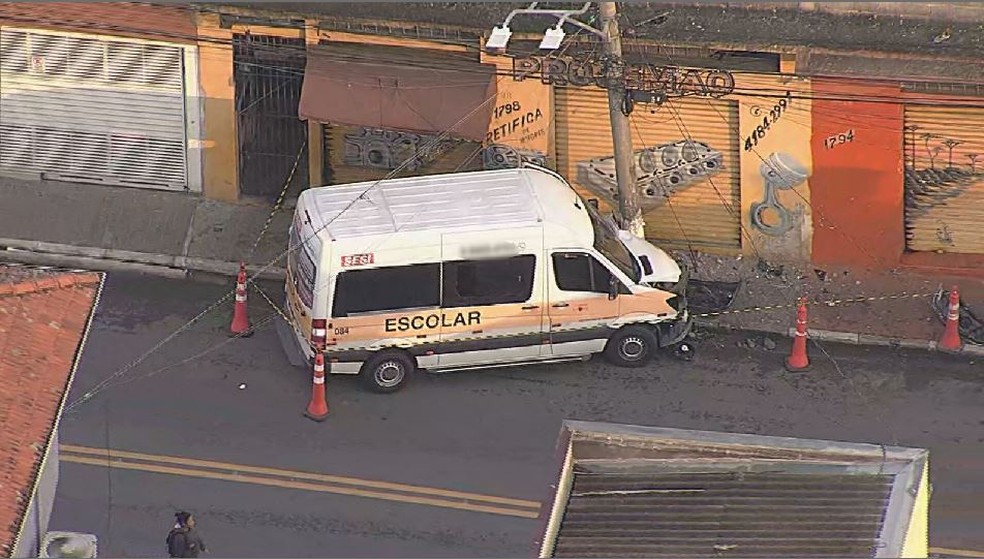 Van escolar bate em poste em Carapicuíba e deixa ao menos 15 pessoas feridas — Foto: Reprodução/TV Globo