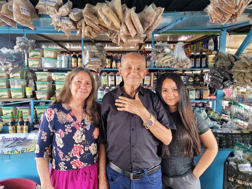A esposa Samira Maria Aquino Brandão, Damião Dias e a neta Renata Nicolle de Oliveira Araújo no Rei das Ervas. — Foto: Fernanda Bastos/g1
